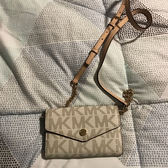 Michael Kors Handbags - AUTHENTIC Michael Kors crossbody Purse